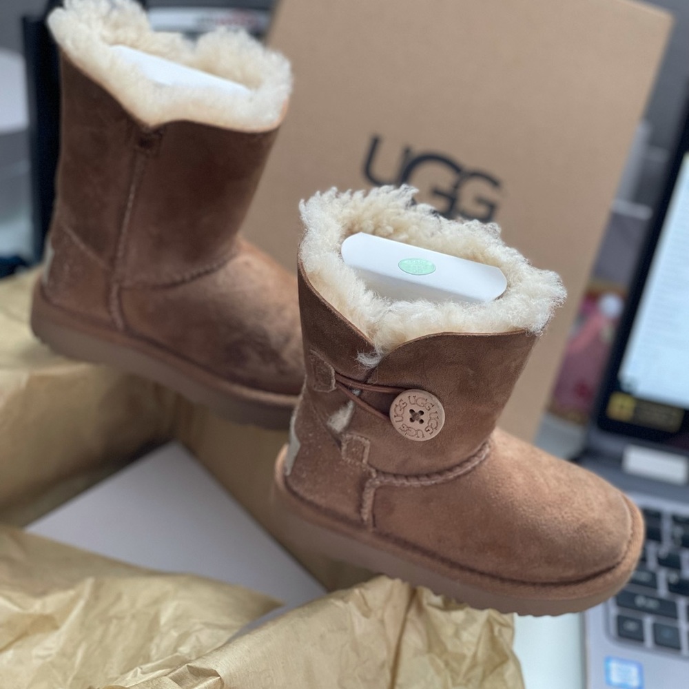UGG T Bailey Button II size 6